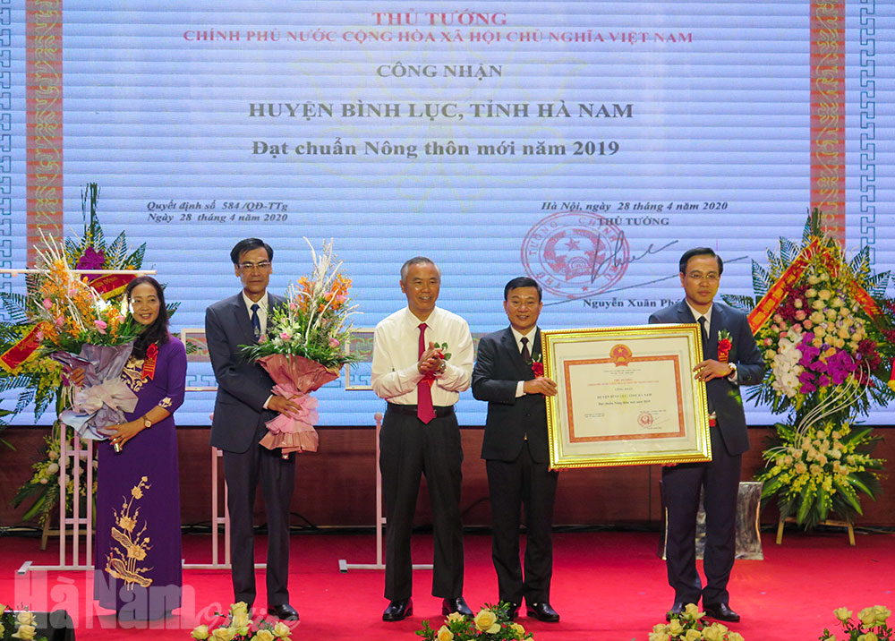 Bình Lục đón Bằng công nhận huyện đạt chuẩn nông thôn mới và Huân chương Lao động hạng Ba
