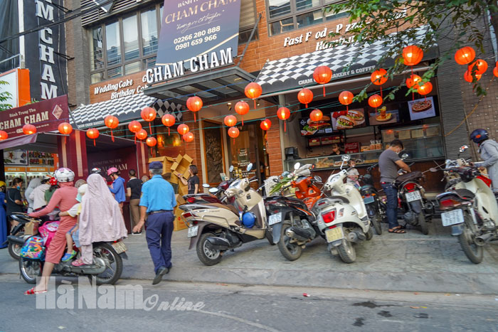 Nhiều quầy hàng bánh trung thu lấn chiếm vỉa hè ở thành phố Phủ Lý
