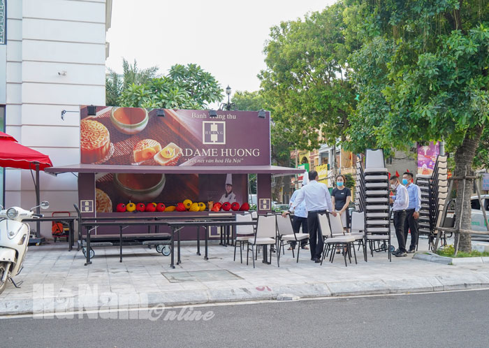 Nhiều quầy hàng bánh trung thu lấn chiếm vỉa hè ở thành phố Phủ Lý
