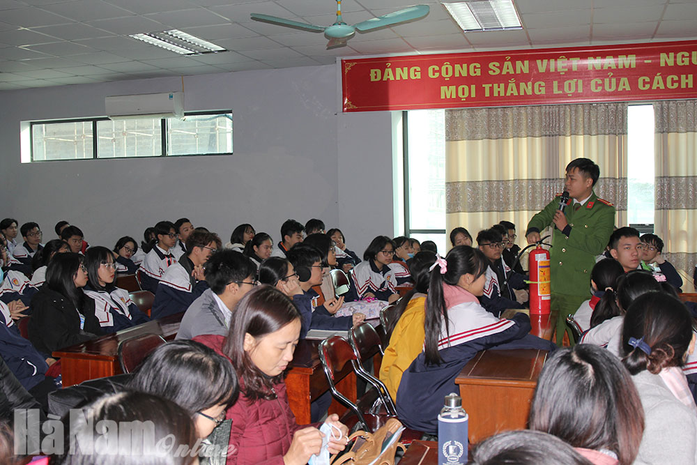 Tuyên truyền pháp luật về phòng cháy chữa cháy cho giáo viên học sinh trường THPT Chuyên Biên Hòa