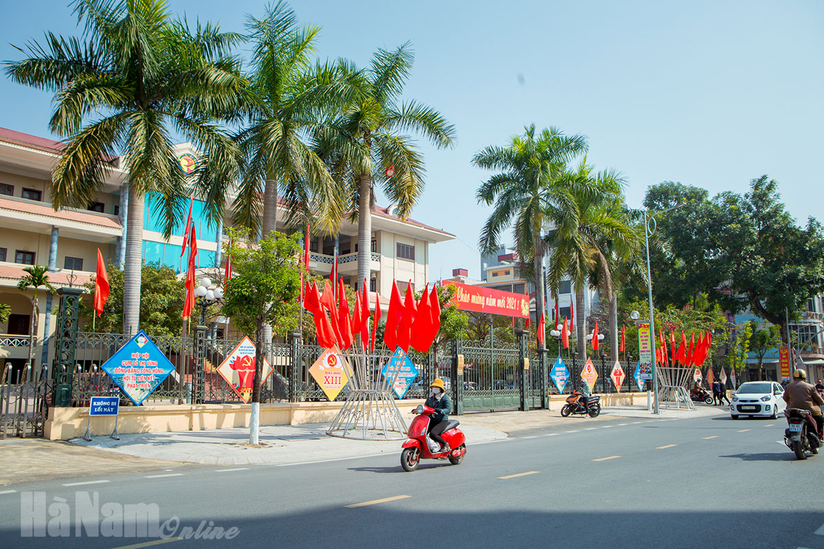 Trang hoàng đường phố chào mừng Đại hội Đảng XIII