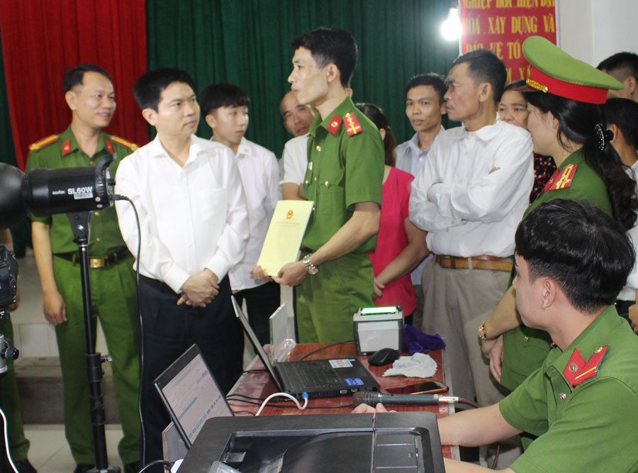 Đồng chí Chủ tịch UBND tỉnh Trương Quốc Huy kiểm tra tiến độ cấp thẻ CCCD gắn chíp điện tử tại các địa phương