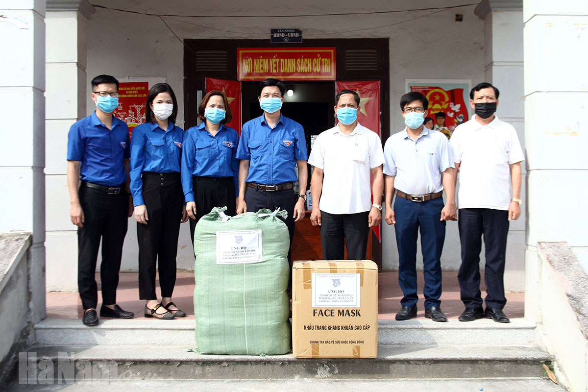 Tổ chức thiện nguyện Thanh Tâm Chi đoàn cơ quan Tỉnh đoàn tặng trang thiết bị y tế nhu yếu phẩm cho huyện Lý Nhân