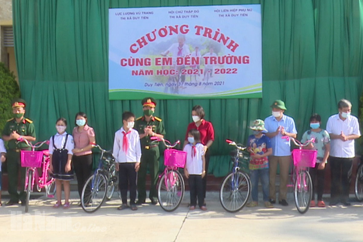 Hội CTĐ thị xã Duy Tiên tổ chức chương trình Cùng em đến trường