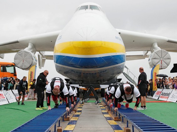 8 vận động viên người Ukraine lập kỷ lục kéo máy bay lớn nhất thế giới