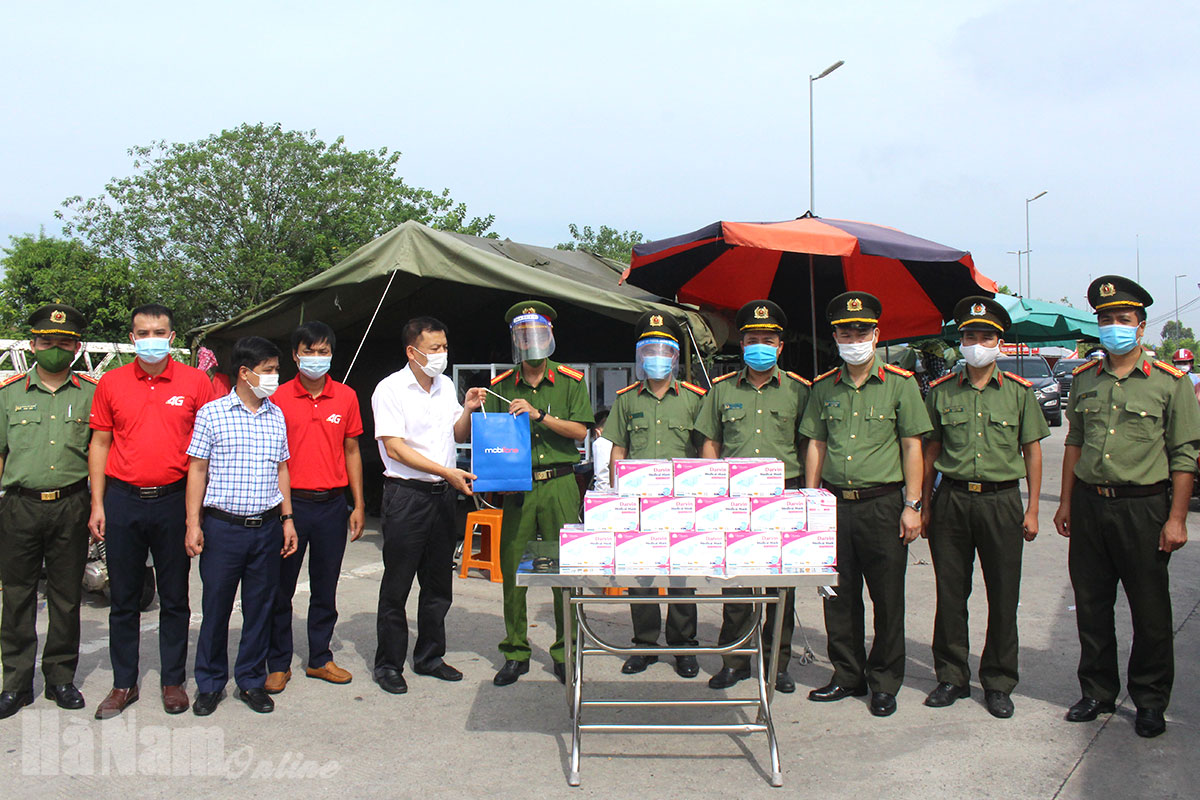 Chi nhánh Mobifone Hà Nam ủng hộ hiện vật chống dịch cho lực lượng tuyến đầu chống dịch Công an tỉnh