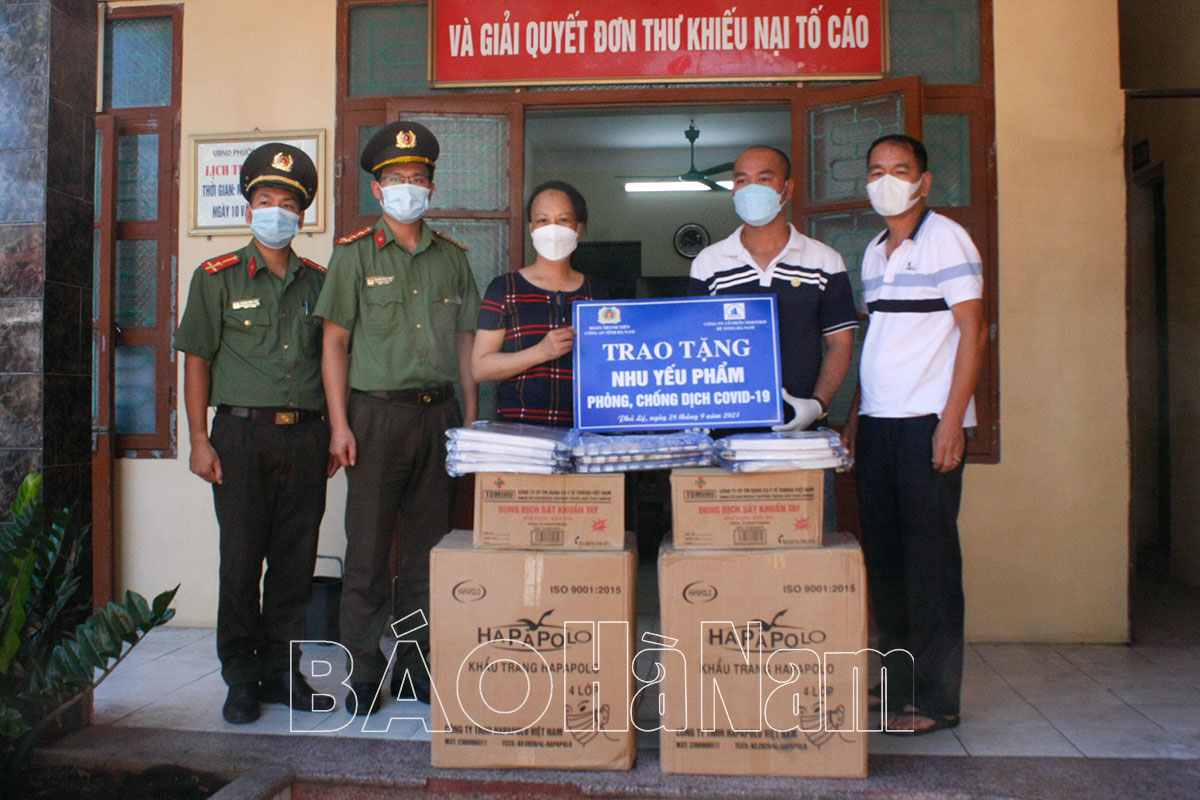 Chi đoàn Công an tỉnh tặng nhu yếu phẩm cho 3 phường trên địa bàn thành phố Phủ Lý