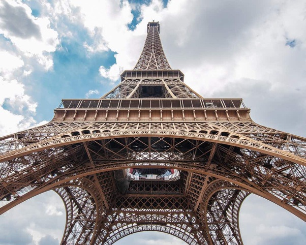 Chiều cao tháp Eiffel được lên đến gần 300 mét, một khoảng cách vô cùng ấn tượng! Hãy tưởng tượng về cảm giác đứng trên tháp và ngắm nhìn quang cảnh Paris từ độ cao này. Hãy khám phá đỉnh tháp Eiffel tuyệt đẹp này ngay bây giờ.