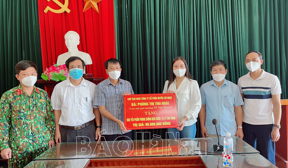 Đại diện Công ty Cổ phần Huyền Chi Ngọc Hà Nội thăm tặng quà lực lượng tuyến đầu chống dịch tại Thanh Liêm