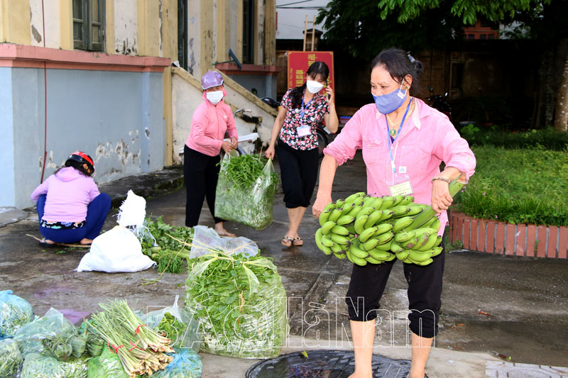 Hàng chục tấn gạo rau củ quả thực phẩm đã được chuyển đến ủng hộ người dân thành phố gặp khó khăn do dịch bệnh Covid19