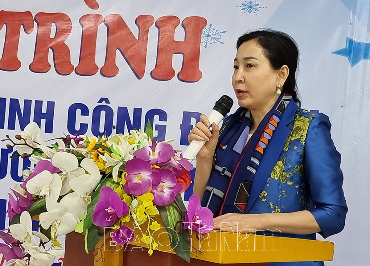 Đồng chí Phó Bí thư Thường trực Tỉnh ủy Đinh Thị Lụa thăm tặng quà công nhân lao động