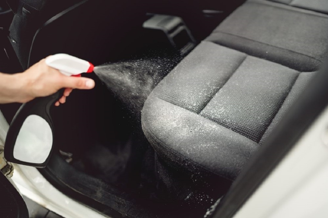 Những cách đơn giản giúp đánh bay mùi khó chịu trên xe mới