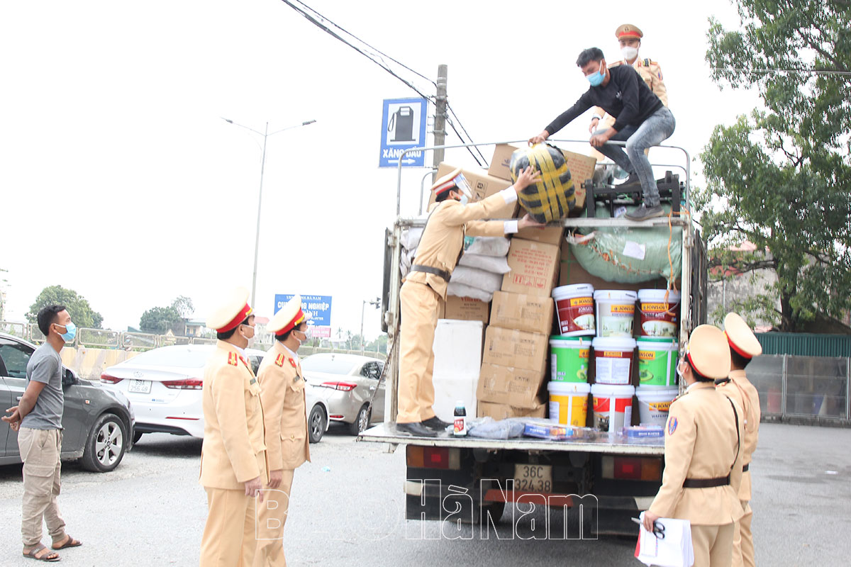 Phòng Cảnh sát giao thông Công an Hà Nam Phát hiện xe chở hàng hóa không có hóa đơn chứng từ