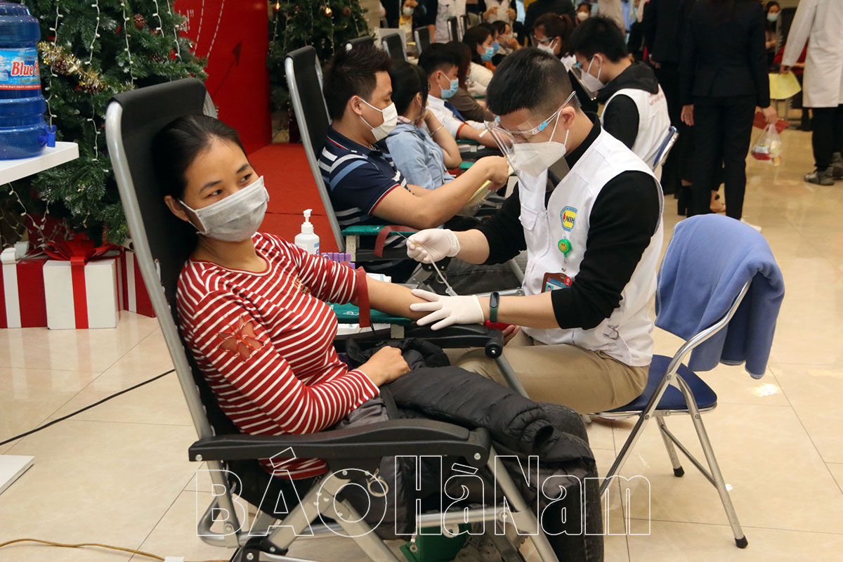 Đoàn Khối các cơ quan tỉnh phối hợp với Trung tâm thương mại Vincom Plaza Hà Nam tổ chức chương trình Hiến máu tình nguyện năm 2022