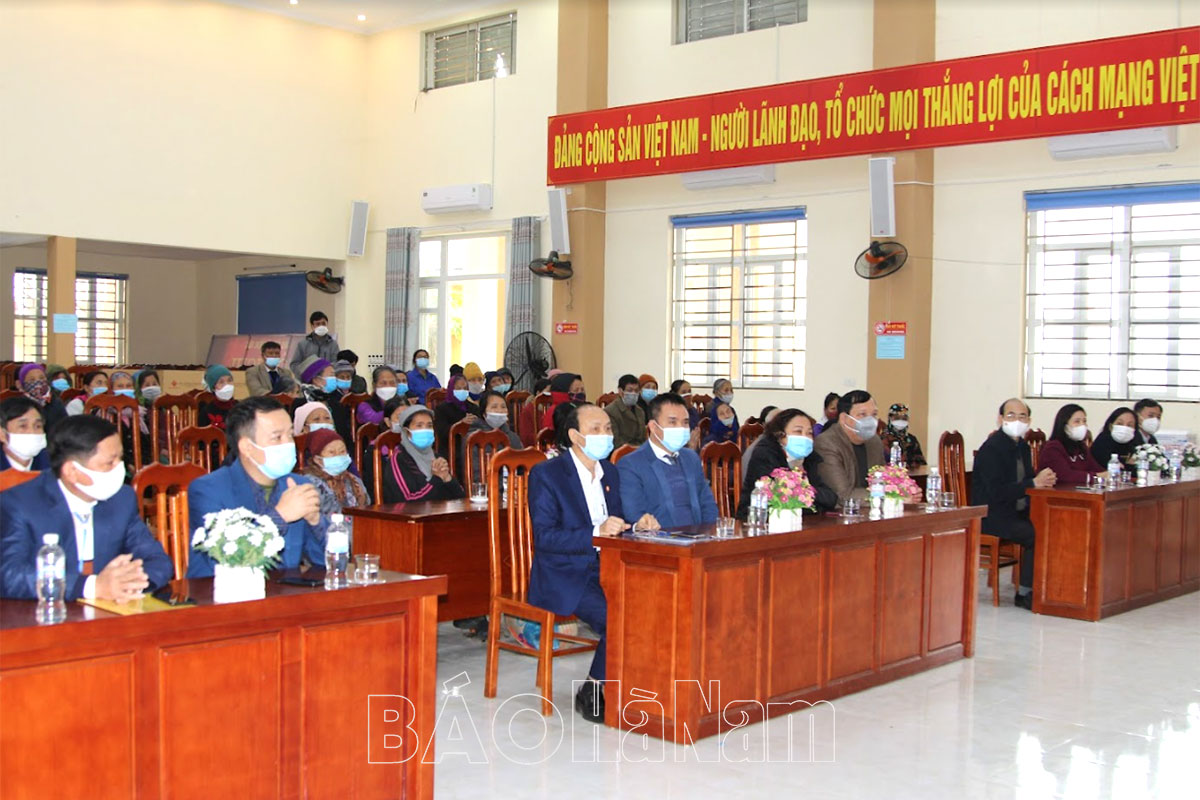 Đảng ủy Khối Doanh nghiệp tỉnh trao tặng quà hộ nghèo nạn nhân chất độc da cam nhân dịp Tết Nguyên đán Nhâm Dần