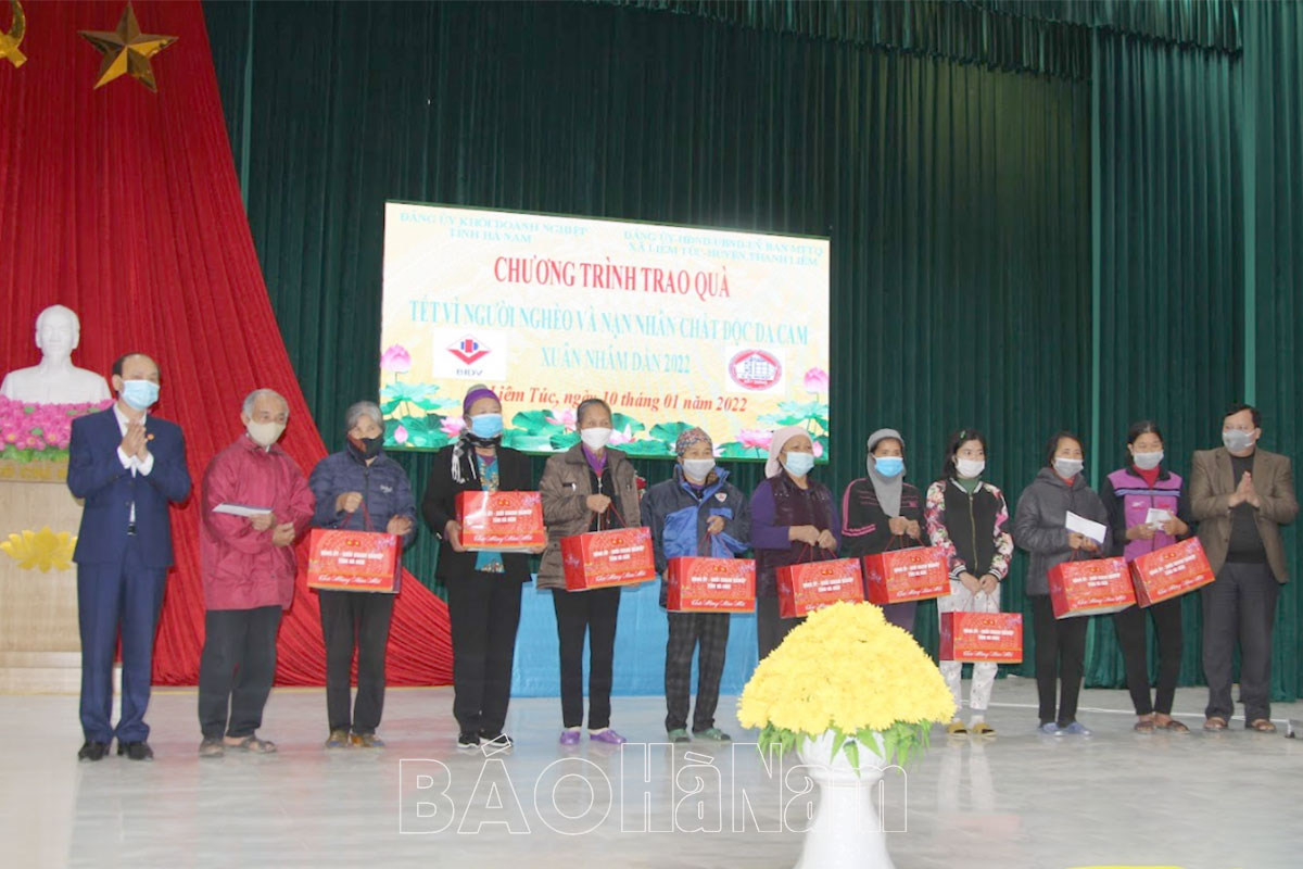 Đảng ủy Khối Doanh nghiệp tỉnh trao tặng quà hộ nghèo nạn nhân chất độc da cam nhân dịp Tết Nguyên đán Nhâm Dần
