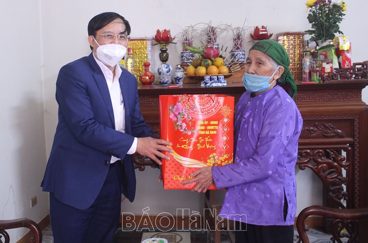 Tỉnh ủy HĐND UBND Ủy ban MTTQ tỉnh tổ chức nhiều đoàn đi thăm tặng quà gia đình chính sách hộ nghèo nhân dịp Tết Nguyên đán Nhâm Dần 2022