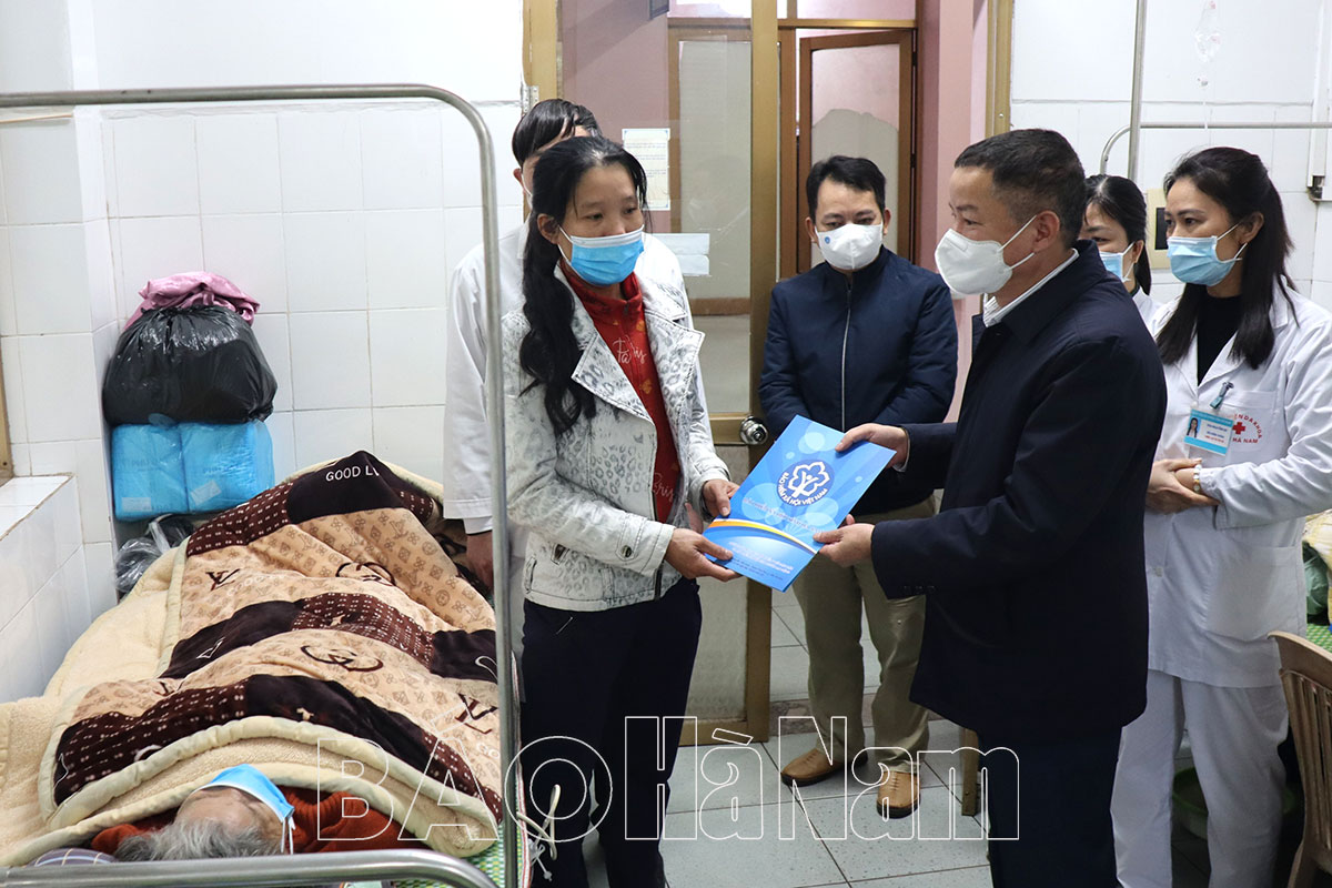 BHXH tỉnh trao thẻ BHYT tặng quà cho bệnh nhân nghèo Xuân Nhâm Dần 2022