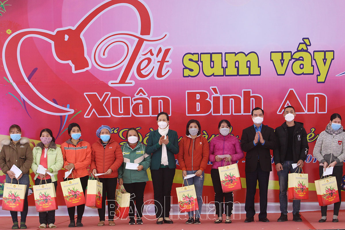 Nguyên Chủ tịch nước Trương Tấn Sang và Bí thư Trung ương Đảng Trưởng ban Dân vận Trung ương Bùi Thị Minh Hoài thăm tặng quà CNLĐ tại Hà Nam