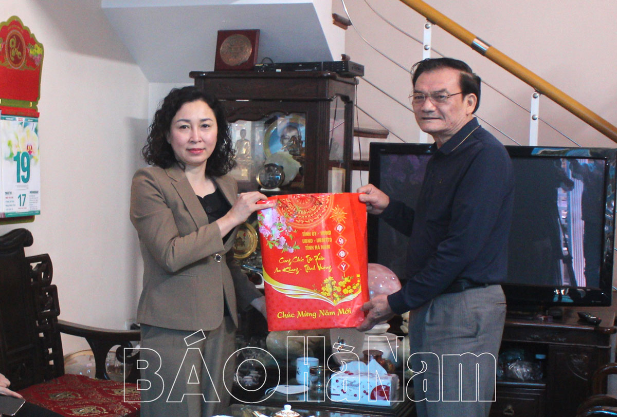 Đồng chí Phó Bí thư Thường trực Tỉnh uỷ Đinh Thị Lụa thăm chúc Tết gia đình các đồng chí nguyên lãnh đạo tỉnh