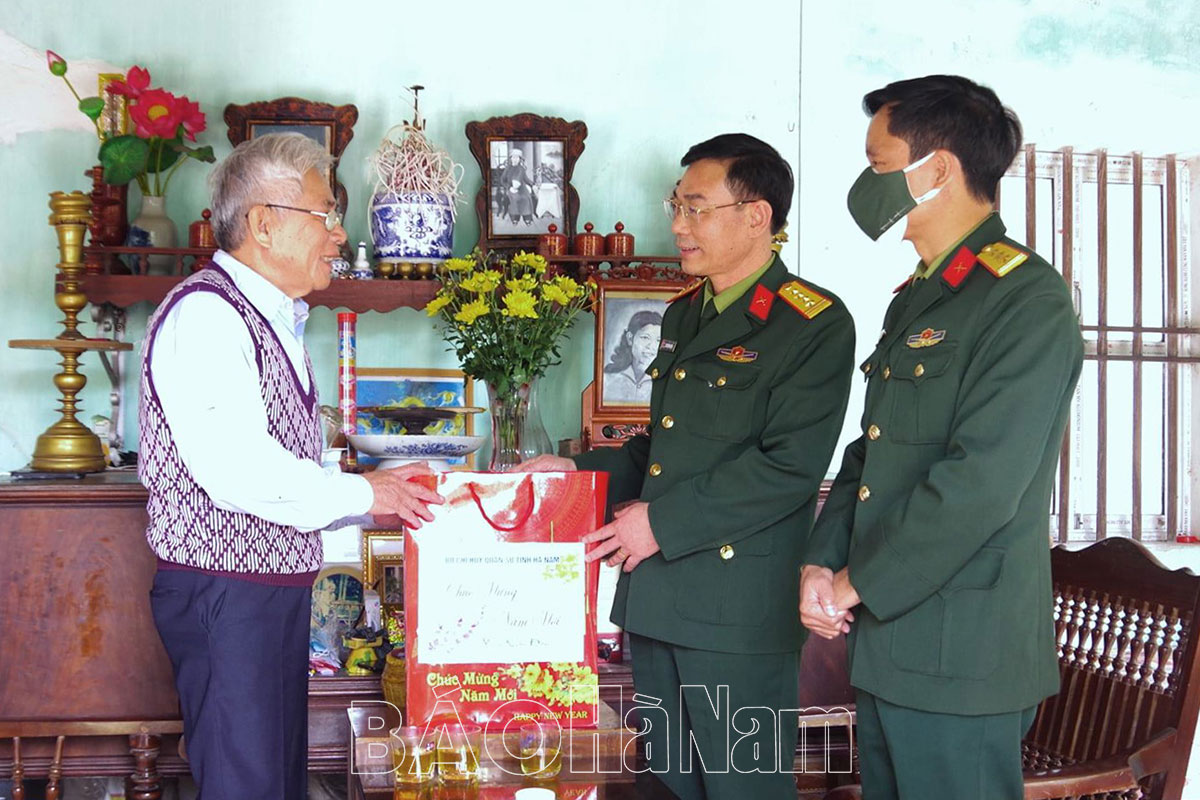 Bộ CHQS tỉnh thăm tặng quà các gia đình có quân nhân làm nhiệm vụ ở biên giới hải đảo và các trung tâm bảo trợ xã hội trên địa bàn tỉnh
