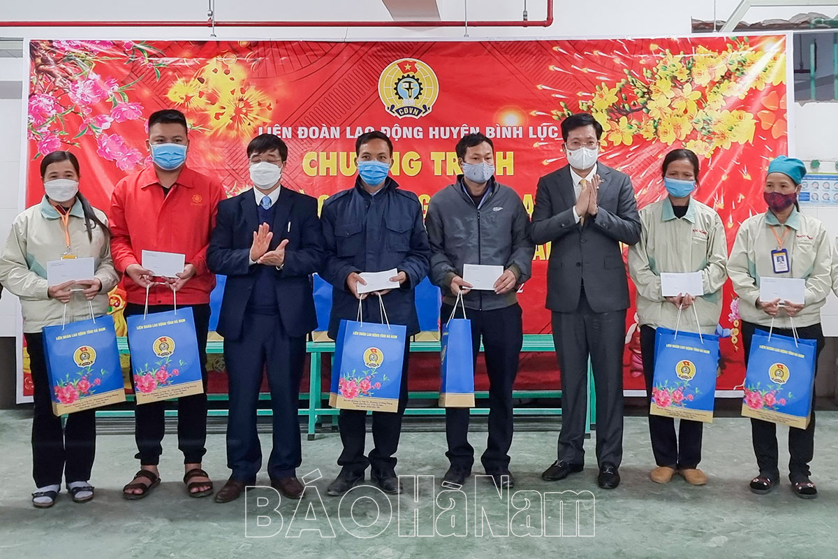 LĐLĐ huyện Bình Lục tặng quà Tết cho công nhân lao động Công ty TNHH Giày Ngọc Hồng