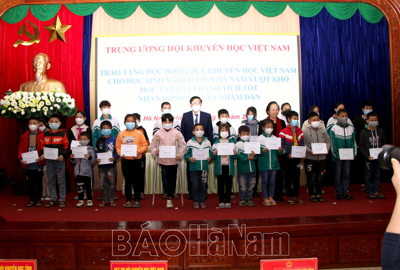 300 học sinh nghèo vượt khó nhận học bổng từ Quỹ khuyến học Việt Nam
