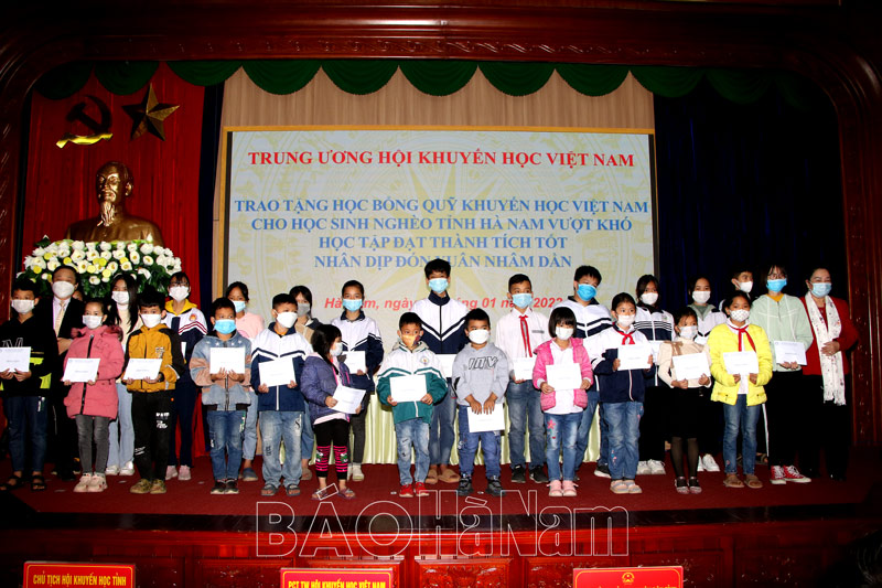 300 học sinh nghèo vượt khó nhận học bổng từ Quỹ khuyến học Việt Nam