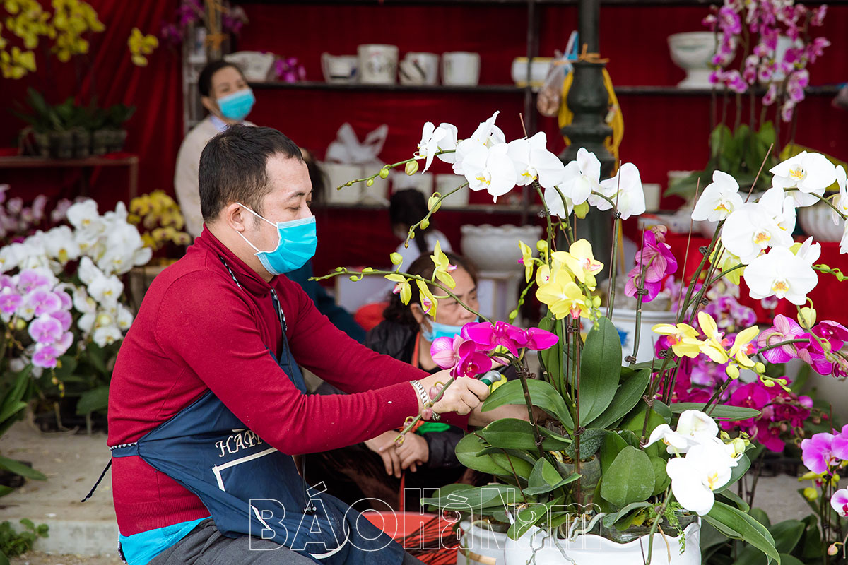 Chợ hoa Xuân Nhâm Dần 2022 đón nhiều lượt khách tới tham quan mua sắm