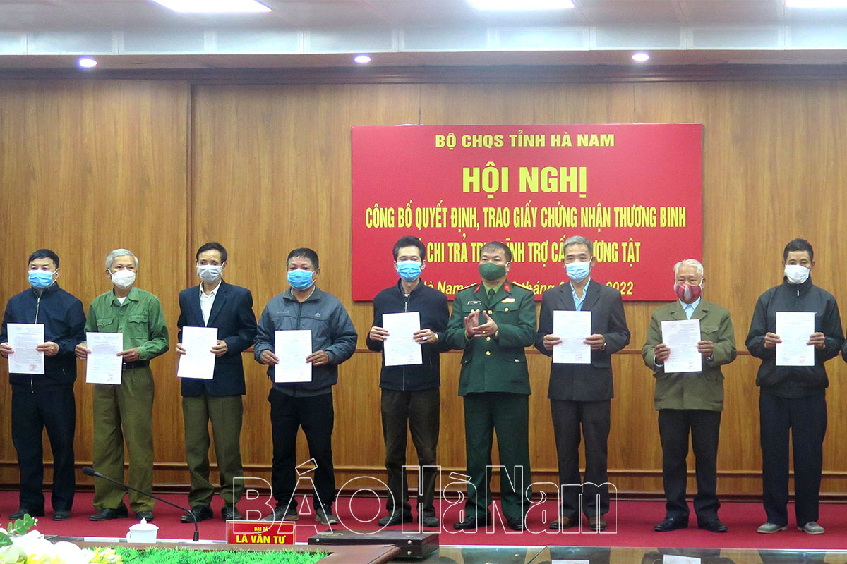 Bộ CHQS tỉnh công bố quyết định cấp giấy chứng nhận thương binh và chi trả chế độ cho đối tượng người có công