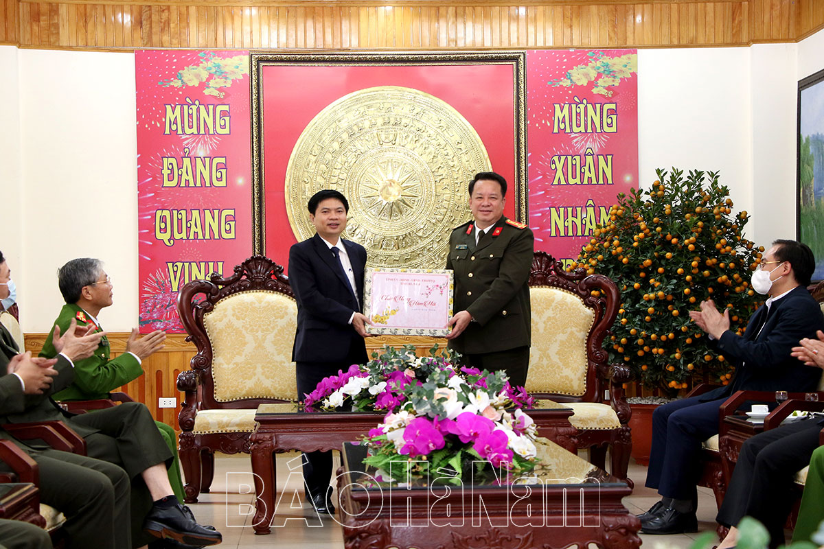 Đồng chí Chủ tịch UBND tỉnh Trương Quốc Huy kiểm tra và chúc Tết Công an tỉnh