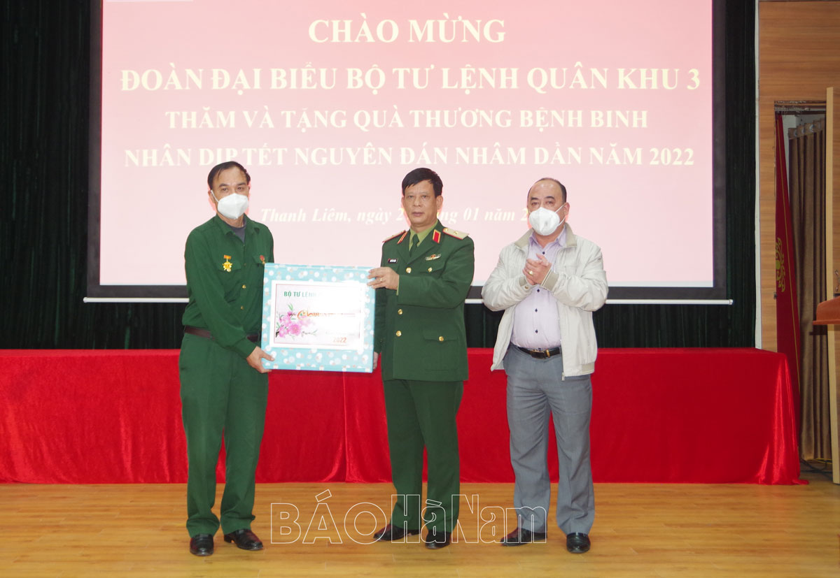 Bộ Tư lệnh Quân khu 3 tặng quà các Trung tâm Điều dưỡng thương binh tại tỉnh Hà Nam