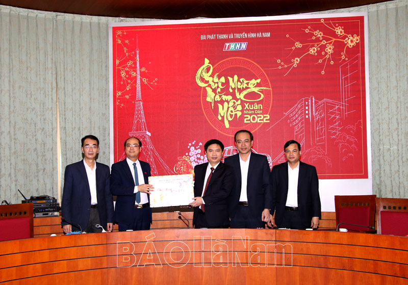 Đồng chí Chủ tịch UBND tỉnh Trương Quốc Huy kiểm tra và chúc Tết Đài PTTH Hà Nam