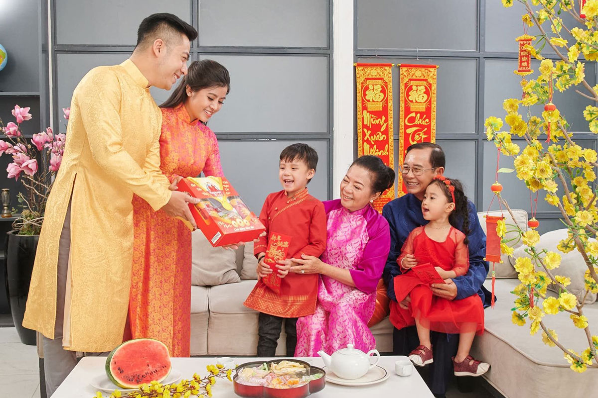Phong tục chúc Tết là một nét đẹp của văn hóa Việt Nam. Những nghi lễ tôn kính người già, cầu mong một năm mới an lành và phúc lộc sẽ khiến bạn cảm thấy gần gũi hơn với truyền thống của đất nước. Hãy cùng khám phá những hình ảnh tuyệt vời về phong tục chúc Tết.