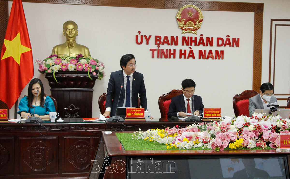 UBND tỉnh trao Giấy chứng nhận đăng ký đầu tư Dự án xây dựng cơ sở giáo dục và đào tạo tại Khu đại học Nam Cao