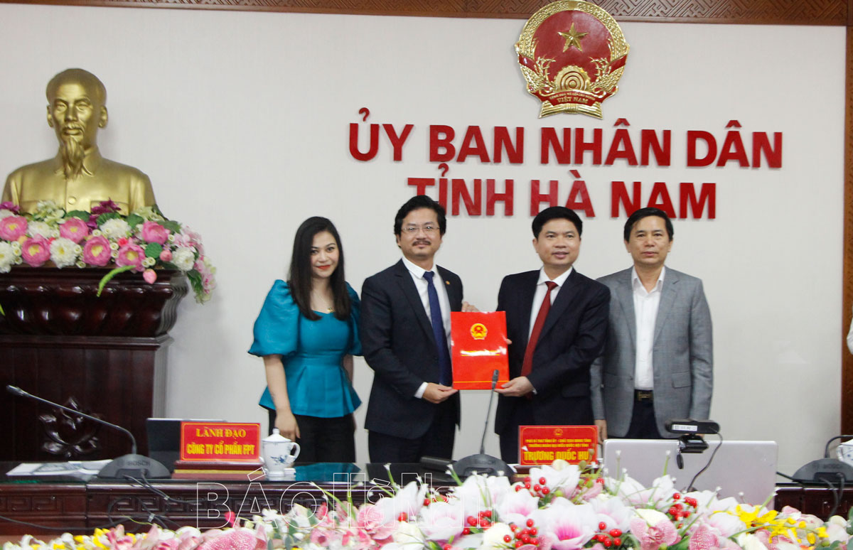 UBND tỉnh trao Giấy chứng nhận đăng ký đầu tư Dự án xây dựng cơ sở giáo dục và đào tạo tại Khu đại học Nam Cao