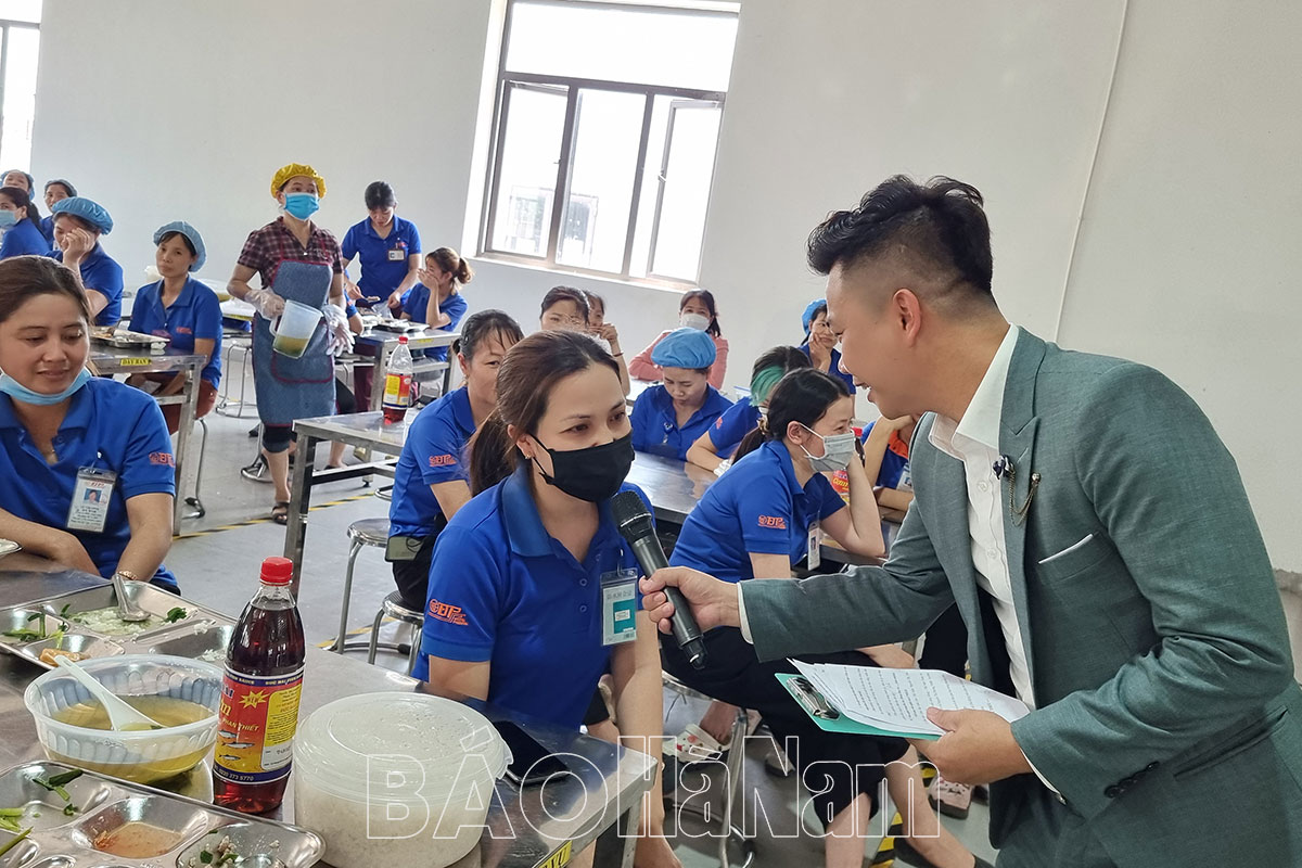 LĐLĐ huyện Thanh Liêm tặng 51 suất quà cho CNLĐ khó khăn nhân dịp Tháng Công nhân 2022