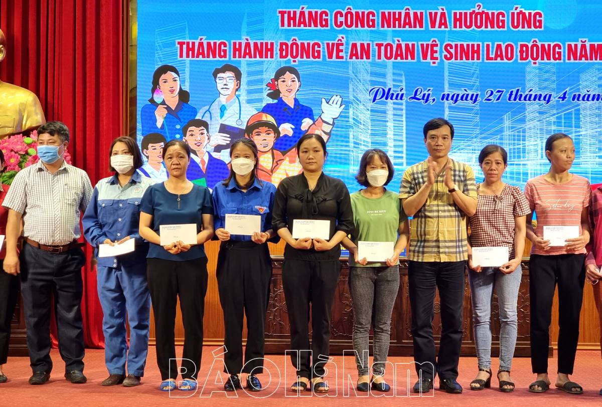 LĐLĐ thành phố Phủ Lý khen thưởng 16 công nhân lao động có thành tích xuất sắc