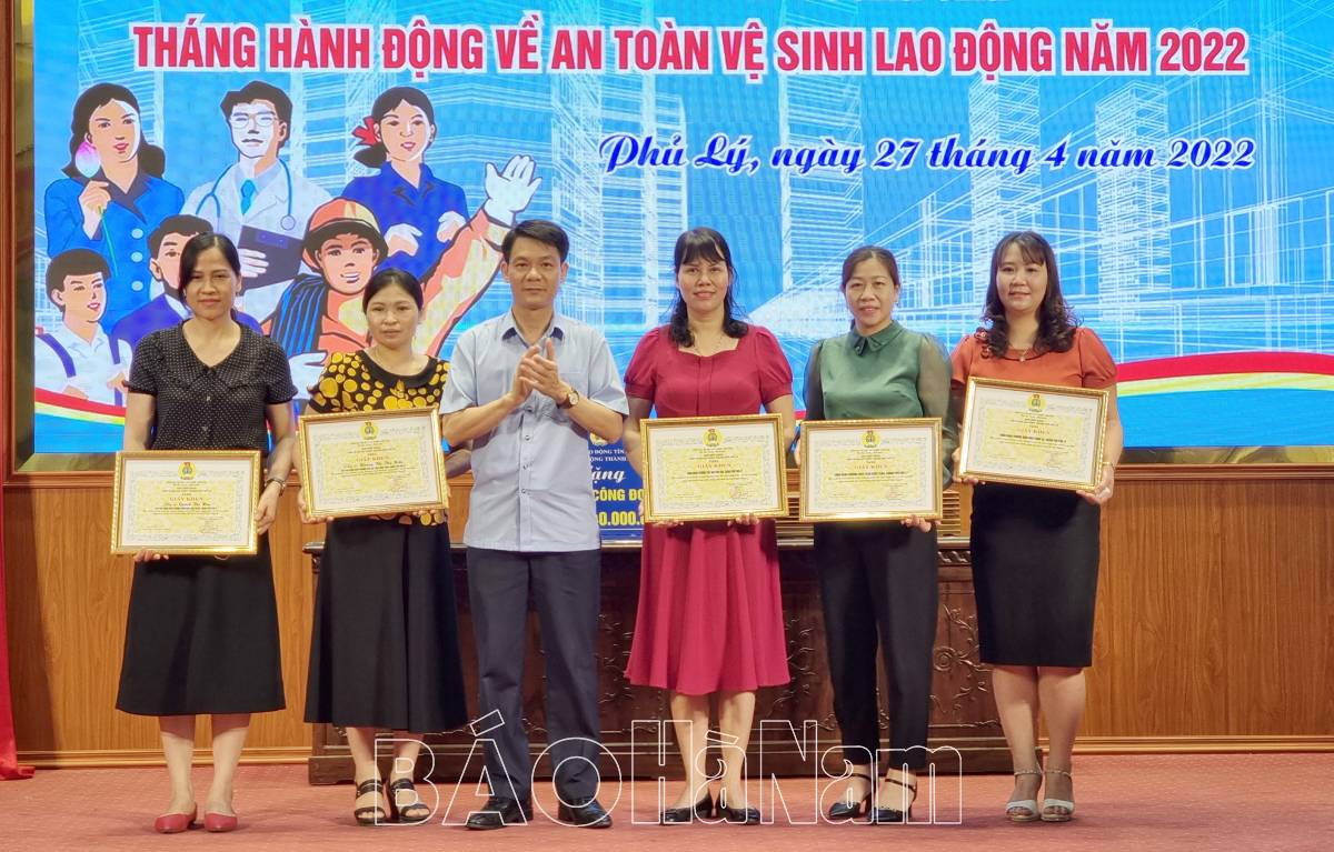 LĐLĐ thành phố Phủ Lý khen thưởng 16 công nhân lao động có thành tích xuất sắc
