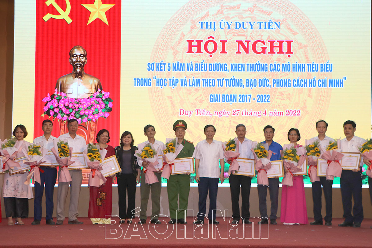 Thị ủy Duy Tiên sơ kết 5 năm và biểu dương khen thưởng các mô hình tiêu biểu trong “Học tập và làm theo tư tưởng đạo đức phong cách Hồ Chí Minh” giai đoạn 20172022