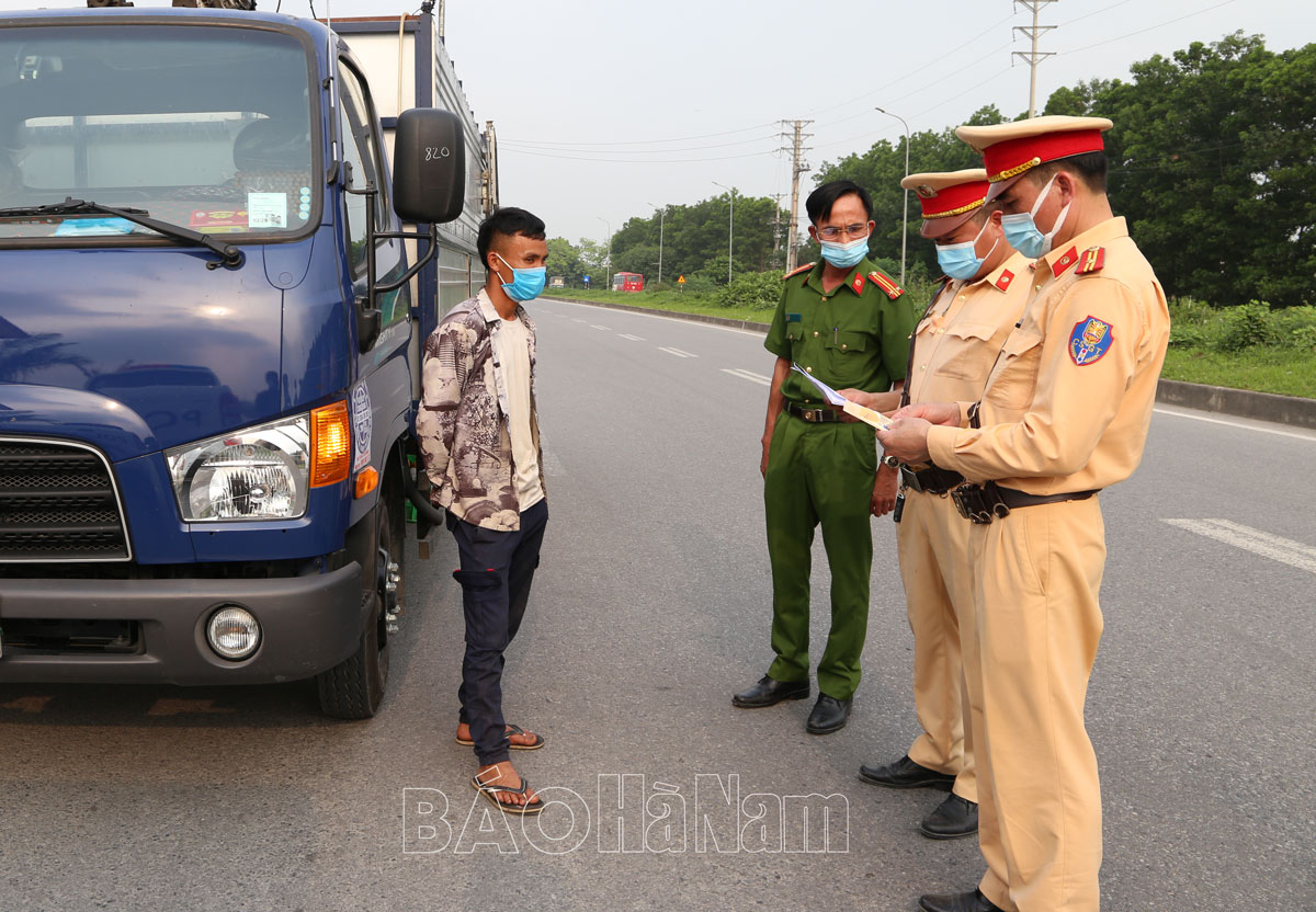 Cảnh sát giao thông bắt giữ xe tải chở 4 tấn thực phẩm bẩn