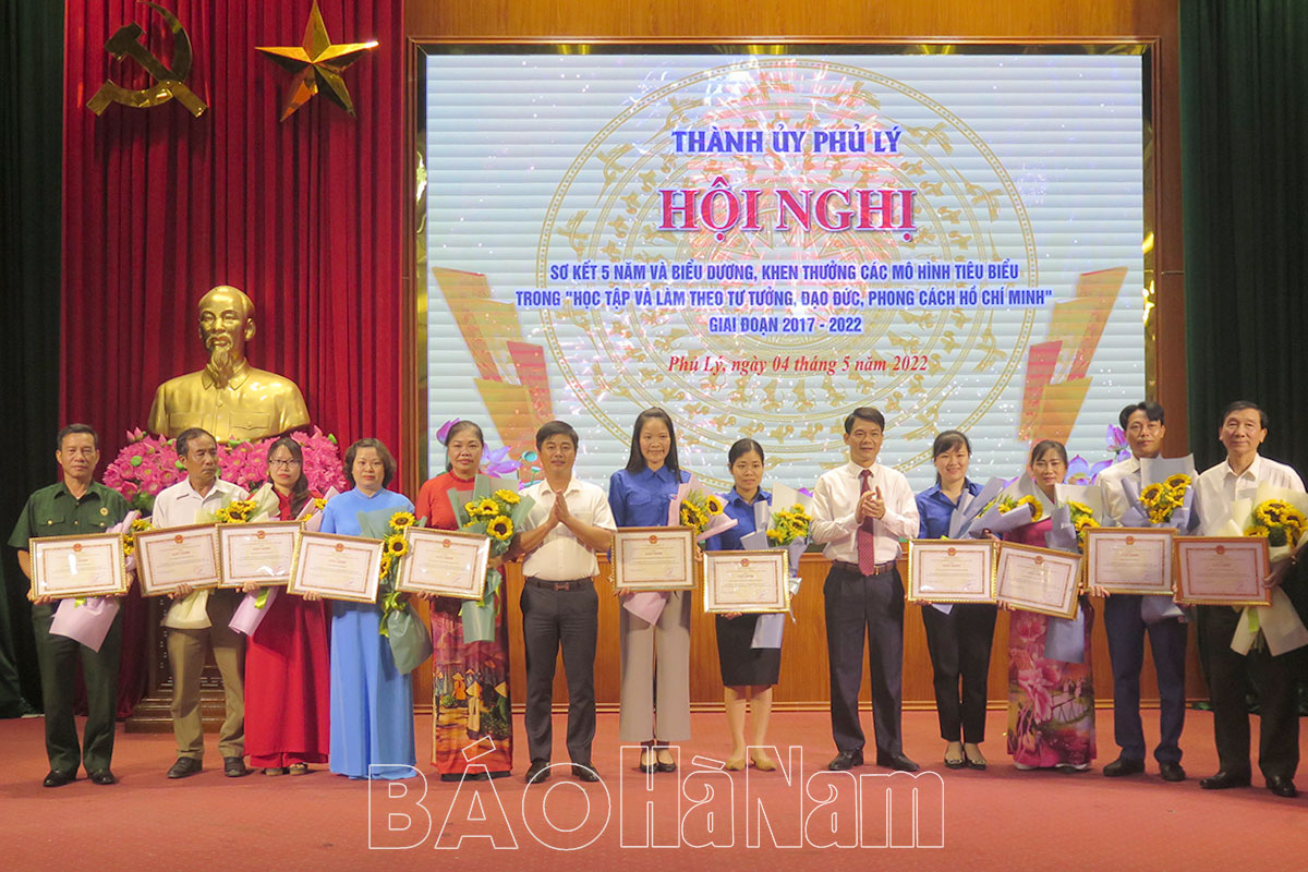 Thành ủy Phủ Lý biểu dương khen thưởng các mô hình tiêu biểu trong học tập làm theo tư tưởng đạo đức phong cách Hồ Chí Minh