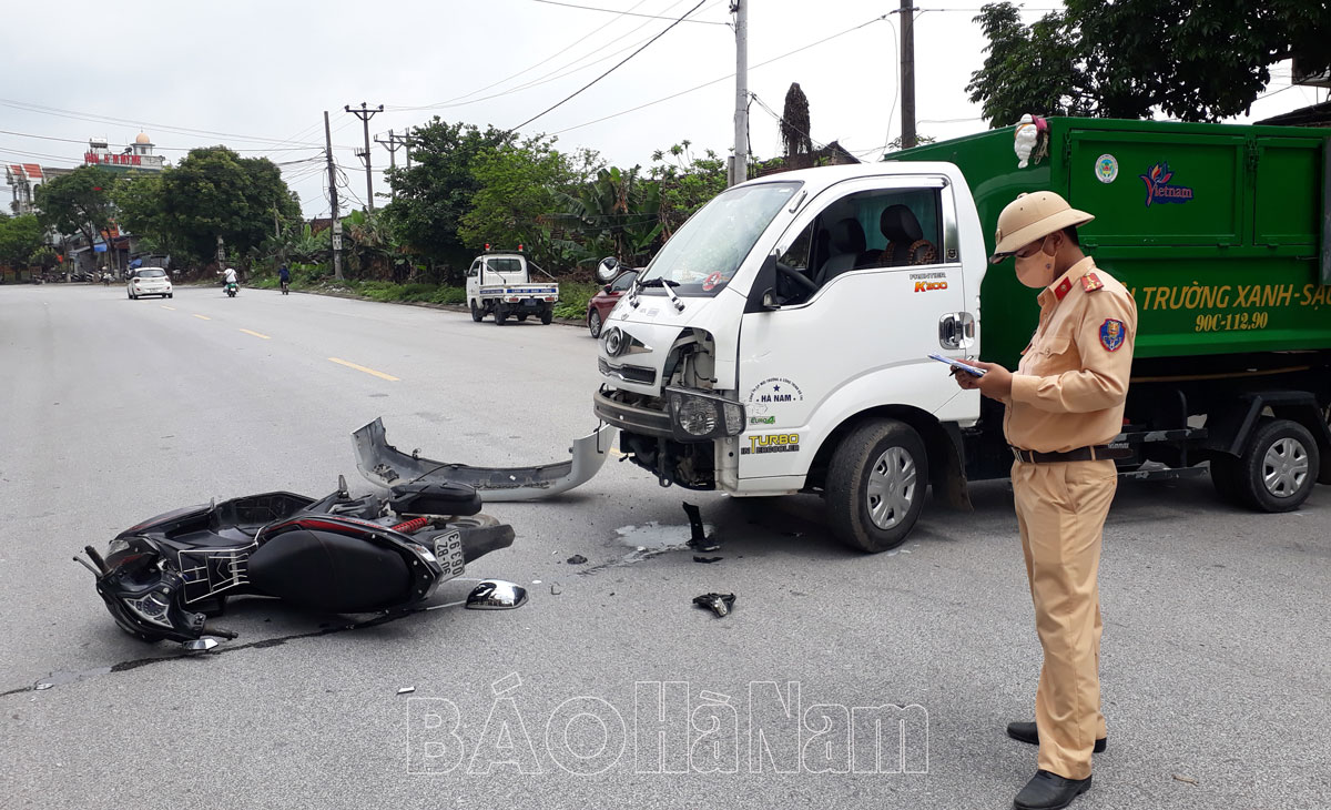 Xe của Công ty môi trường Hà Nam va chạm với xe máy khi đang đi thu gom rác tại phường Lê Hồng Phong