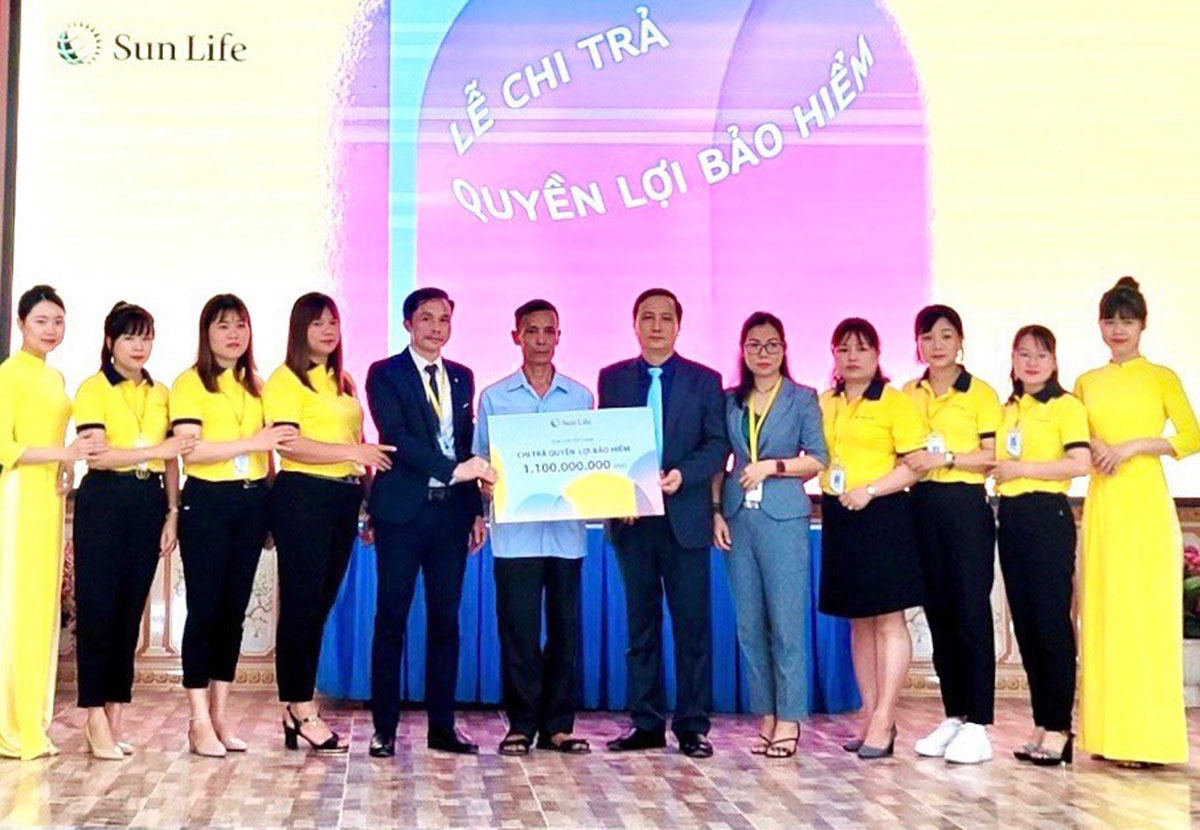 Sun Life Việt Nam chi trả quyền lợi bảo hiểm cho Khách hàng với số tiền 1 1 tỉ đồng tại Hà Nam