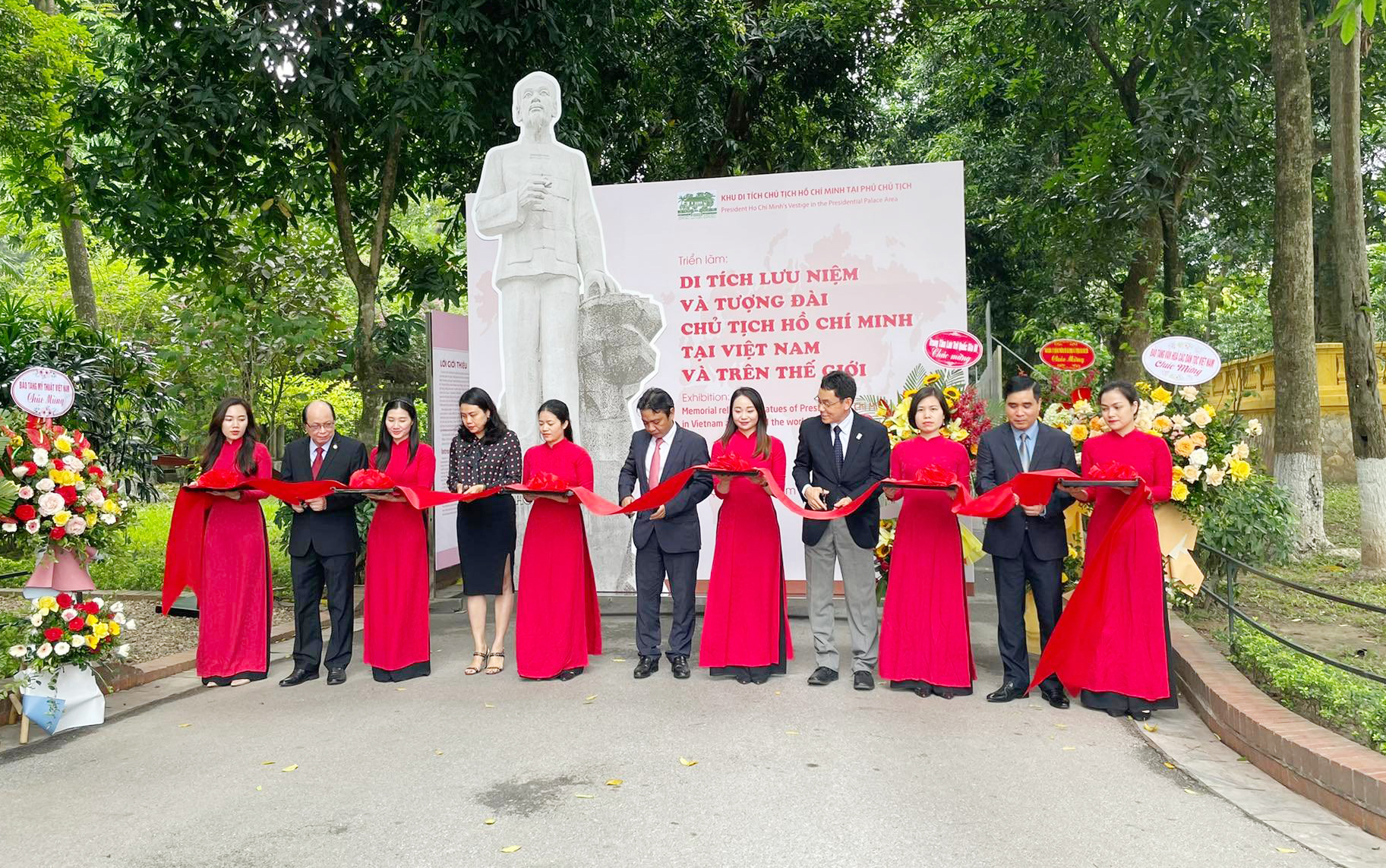 Triển lãm “Di tích lưu niệm và tượng đài Chủ tịch Hồ Chí Minh tại Việt Nam và trên thế giới