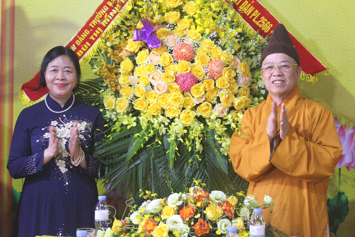 Các đồng chính lãnh đạo tỉnh thăm chúc mừng nhân dịp Lễ Phật đản