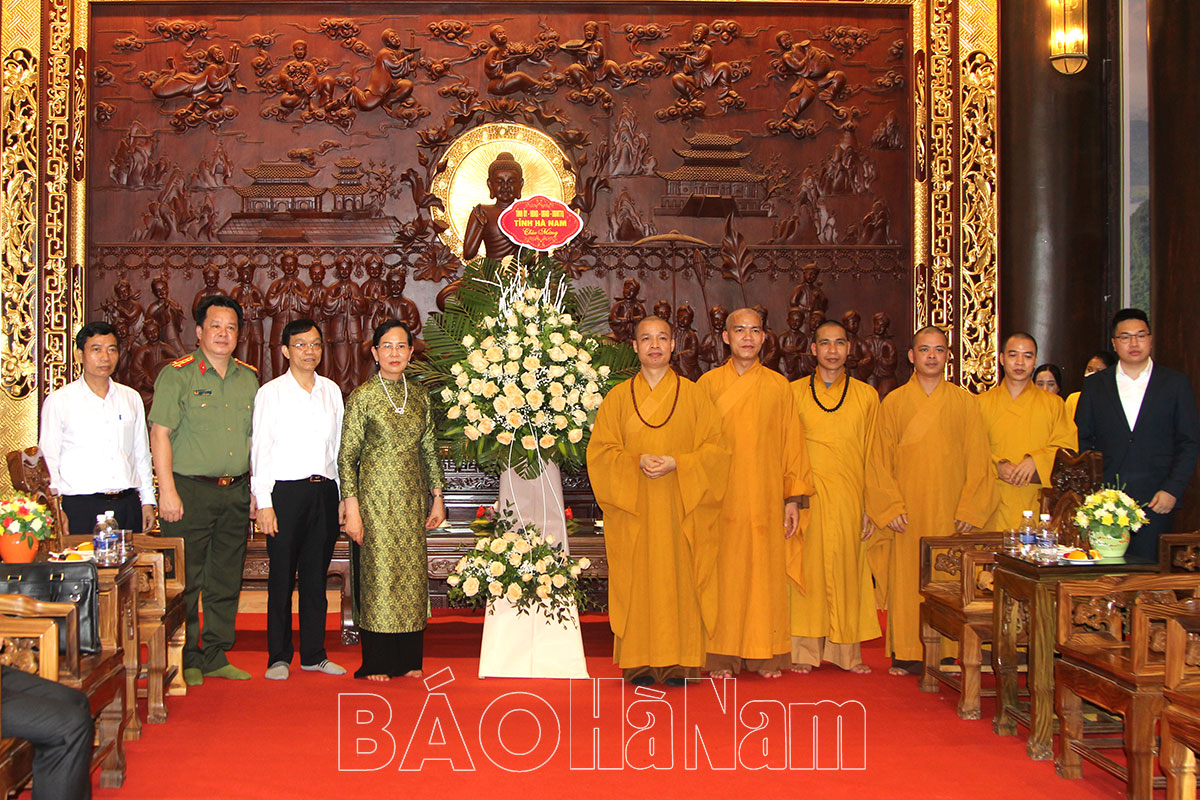 Các đồng chính lãnh đạo tỉnh thăm chúc mừng nhân dịp Lễ Phật đản