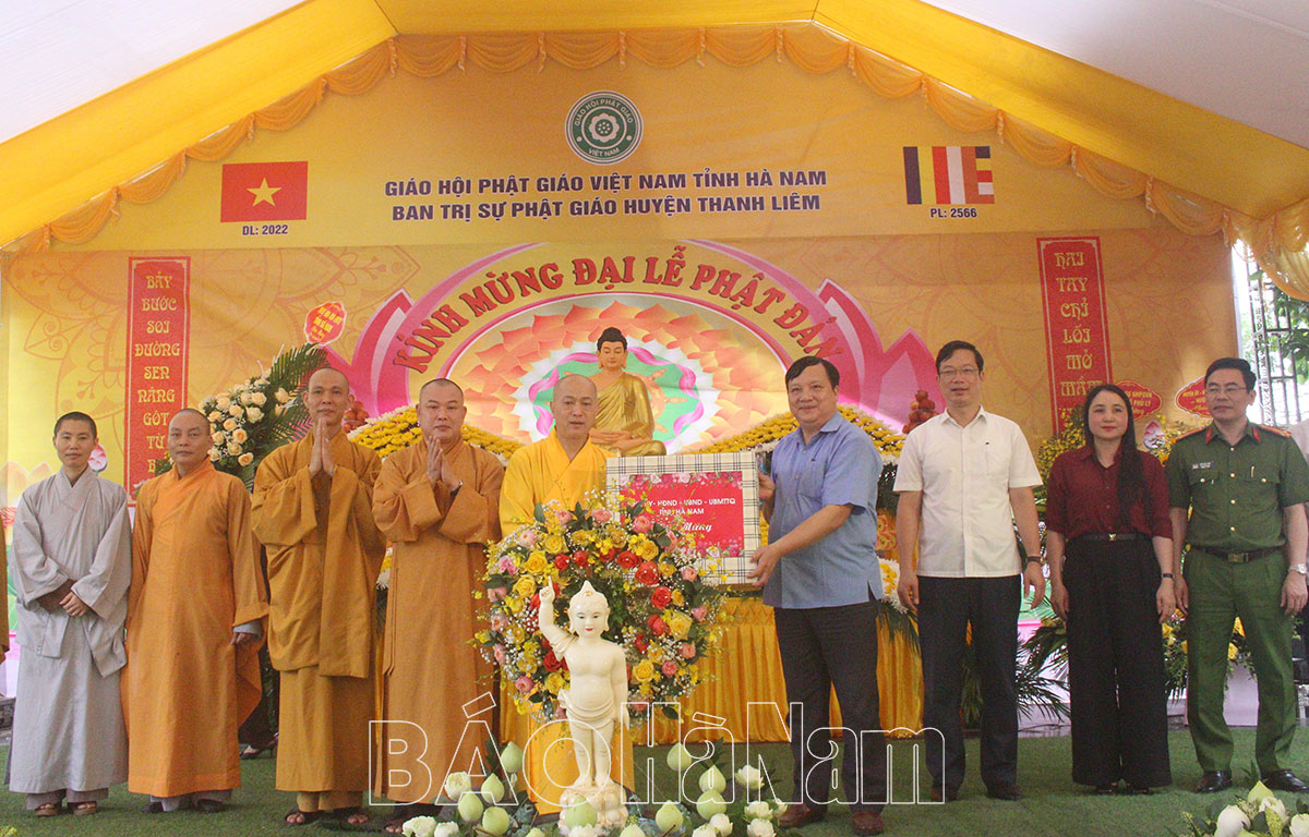Các đồng chí lãnh đạo tỉnh chúc mừng ngày Lễ Phật đản