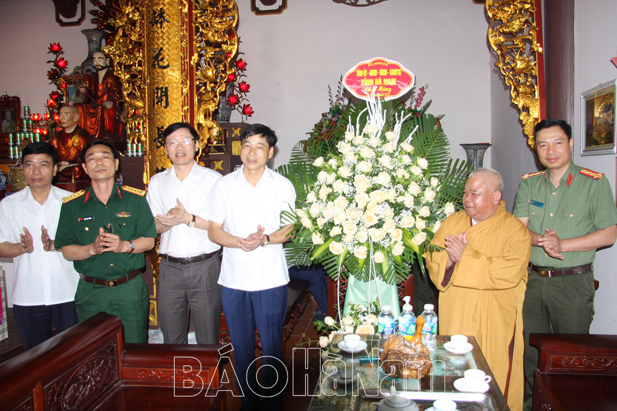 Các đồng chí lãnh đạo tỉnh chúc mừng ngày Lễ Phật đản