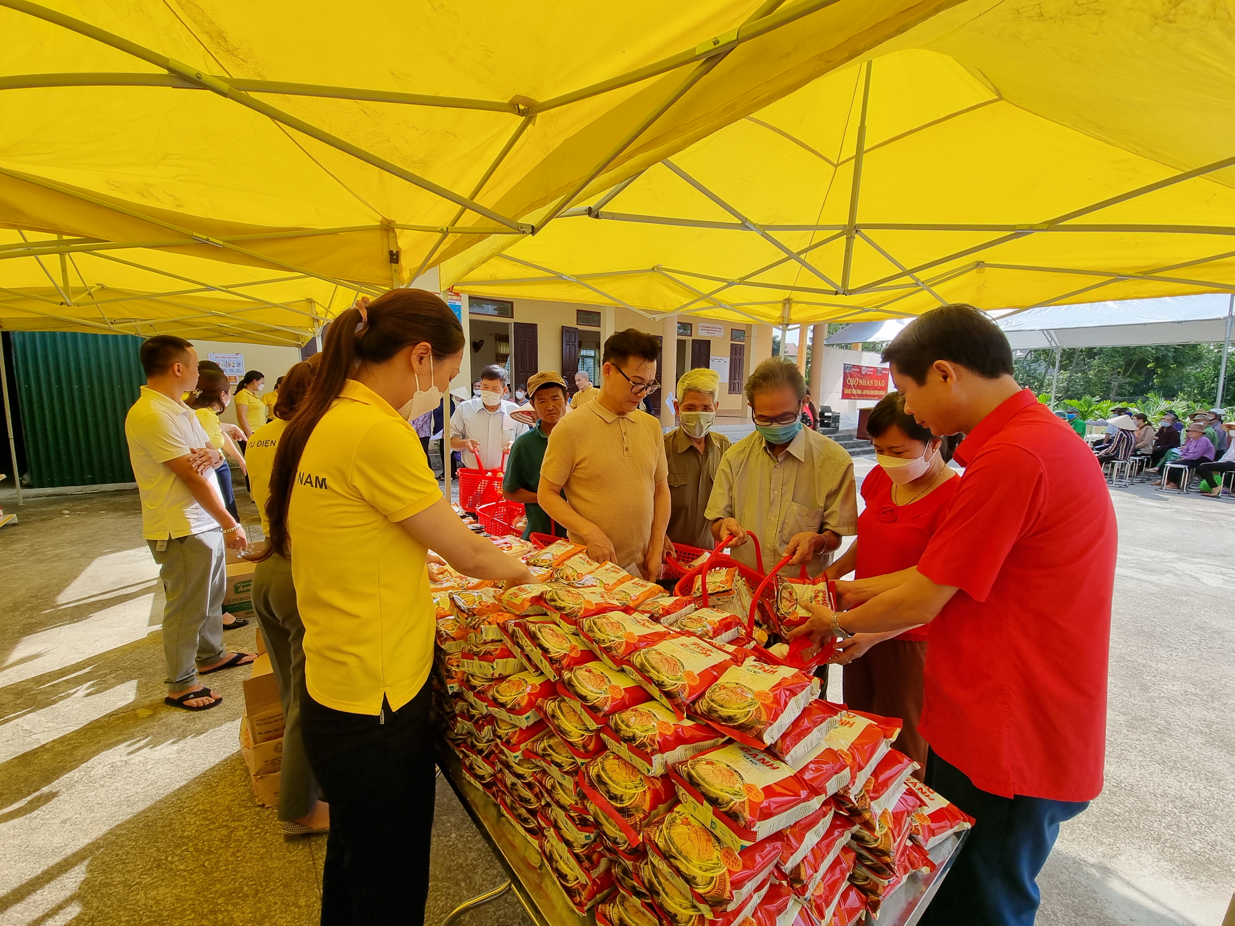 Hội CTĐ thị xã Duy Tiên tổ chức chương trình “Chợ nhân đạo” tại xã Trác Văn